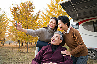 十八禁app：夜光城速度与欲望交织，地下车神面临道德终极考验
