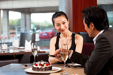 Www色：霓虹代码改写竞速法则，赛博朋克新作引爆数据狂飙-2