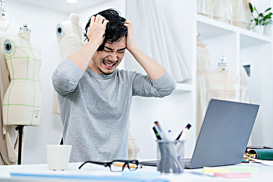 色情应用下载：霓虹迷城中疾驰，专注力对抗虚拟诱惑的终极竞速-2