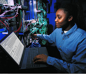 黄色导航APP：夜行者必看，赛博飙车生存新作动态导航玩法全解析