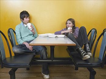 男生和女生搞基软件。：极速羁绊，虚拟引擎交织的情感竞速之旅-1