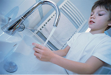 亚洲一一区二二区：东方极速新赛道，征服都市霓虹与雨林险境-2