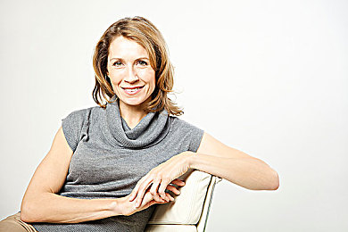 打牌剧烈摇床不盖被子怎么办：沉浸式卡牌竞技引爆热潮，狂飙对决震动体验全解析