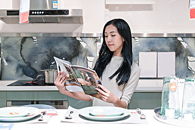 黄色tv：极速光影中褪色世界的纯粹竞速艺术