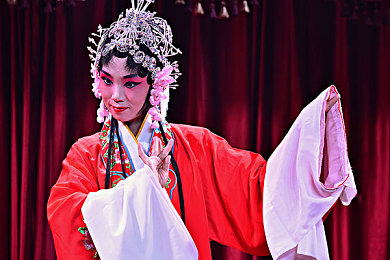 罕见精品一线天白馒头：驾驭地质奇观，在极限地形中体验平衡与探索的艺术之旅