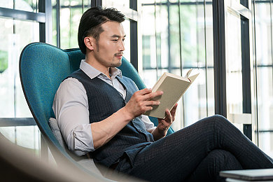 机机和机机手机免费版2025：未来都市极速狂飙，人机协同驾驭智能赛车