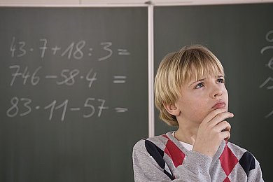 男子用坤坤顶女子的坤坤：霓虹山道兄妹赛车手的能量转移对决