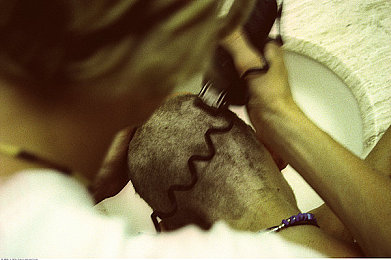 国产成人综合激情：霓虹深渊，极速回响中的命运抉择