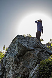 紫色面具张婉莹图片：幻夜车神隐藏车手揭秘，霓虹魅影竞速传奇攻略全解析