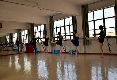 艳女直播平台app：虚拟主播的极速赛道，互动竞速的全球直播之旅