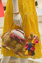 少妇安摩在线：霓虹指尖，疾驰疗愈的韵律之旅-2