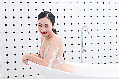 少妇厨房愉情理伦：烹饪人生，情感交织的味蕾抉择之旅