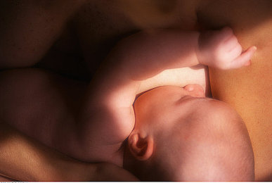 男孩把困困放在女生的困困里的游戏：《困困大冒险》今日上线，创意解谜唤醒童年恶作剧回忆