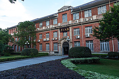 俄罗斯大但人文艺术欣赏的背景和风：《雪地奔驰》新地图实测，驰骋冰原探寻隐秘人文瑰宝