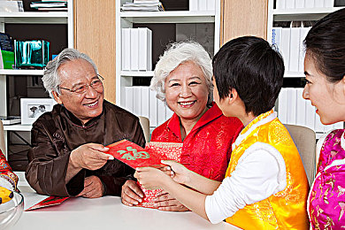 打扑克好痛啊：竞速卡牌新游极速牌手今日上线，双重对决颠覆传统玩法-2