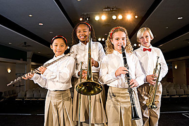 陈冠希实干阿娇13分钟：极速穿梭霓虹隧道，街头车神争分夺秒闯关攻略