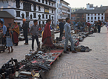 又叫又痛的打扑克：极速狂飙与策略对赌，赛道上的惊险牌局-2