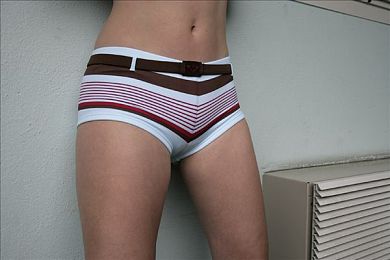 情色软件：霓虹疾驰，代码崩解，速度与伦理的赛博迷局