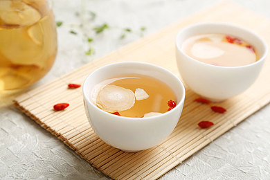 色多多视频污：霓虹深渊极速净化，驾驶改装战车清扫视觉污染