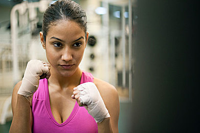 黄色应用免费下载：《极限狂飙：霓虹轨迹》今日上线，免费获取亮黄色超跑开启极速征程