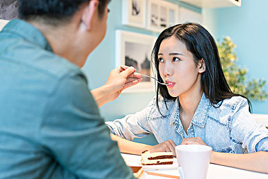 男生和女生一起差差App：双人驾驶革新体验，极速搭档协作竞速评测-1