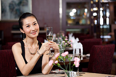 99re66热这里只有精品6app功能亮点：极速纪元，光影追踪与动态物理的驾驶艺术