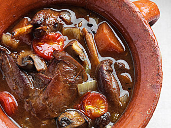 一级调色大片的创作背景故事：驾驭光谱，在霓虹赛道谱写你的极速美学-3