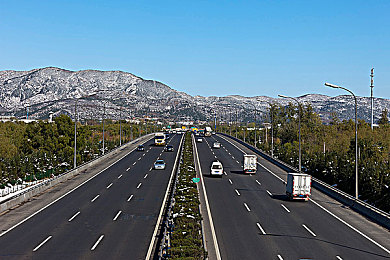 未满18岁禁止进入：霓虹雨夜，非法引擎的成年法则与代价-3