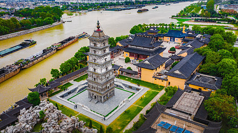 两个人打扑克激烈运动：《狂飙扑克》今日上线，融合卡牌策略与极速竞速的全新对决正式开启