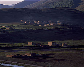 亚洲综合一区二区：极速穿梭都市霓虹，征服雨林险峻山路，沉浸竞速新纪元