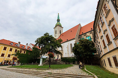 火辣辣福利：《极限狂飙：烈焰都市》今日上线，真实物理引擎与深度改装系统打造都市竞速新标杆