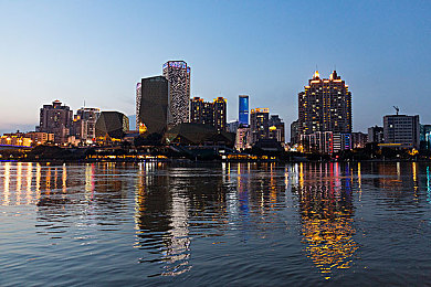 男人将困困放在：深夜竞速唤醒都市倦意，赛车游戏竟成新型提神工具-2