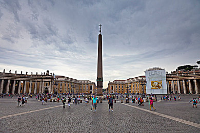 两年半色板网站：极速美学，色彩征程的漫长诗篇