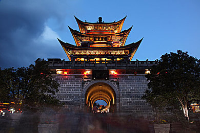 成人国产电影：国产赛博竞速新作，霓虹暗影中的速度与人性抉择