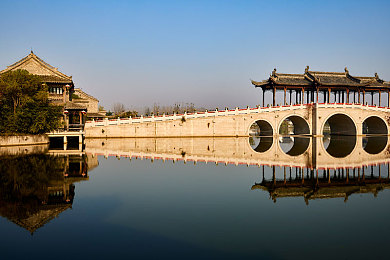 美女露乳头软件：赛博竞速新作引爆热议，AI伙伴与霓虹狂飙重塑虚拟赛车体验-1