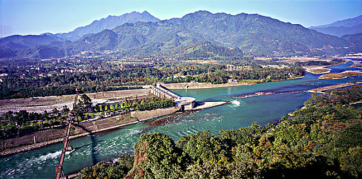 国产A∨:国产汽车文化竞速新作今日上线,真实驾驶体验与历史情怀交织-2