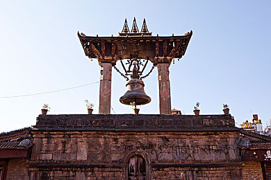 黄色导航APP：夜行者必看，赛博飙车生存新作动态导航玩法全解析-2