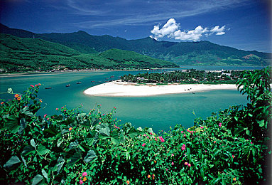 男人插进桃子：硬核赛车手挑战甜蜜弯道，精准操控决胜桃形赛道