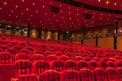 黄色文件3.30免费下载：绝密档案暗藏竞速都市，驾驶特工智破冷战谜云