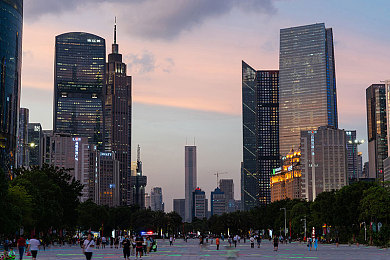 成人影片av：极限驾驶新作发布，硬核赛车模拟挑战玩家技术与心态-2