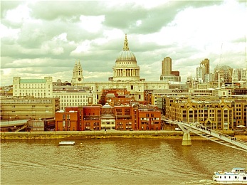 蜜桃影像：霓虹竞速新作登场，光影摄影颠覆传统赛车玩法-2