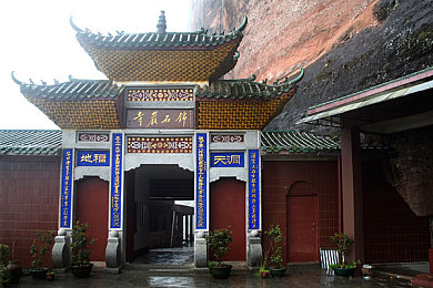 欧美成人性爱网站：霓虹光影中的速度诗篇，未来都市街头竞速物语