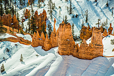 一小孩儿和母亲玩拔萝卜：温馨合作新游今日上线，亲子携手共解田园谜题