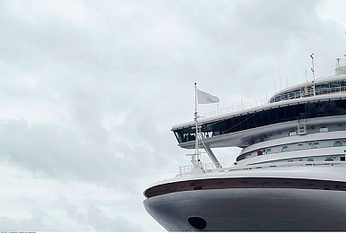 黄色软件下载禁止：第三方插件泛滥引发封号潮，赛车游戏公平竞技环境面临严峻挑战