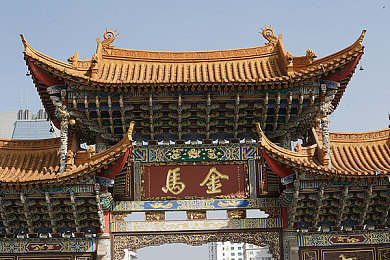 网爆门：当数据洪流席卷午夜赛道，暗网之门在二进制雨中显现