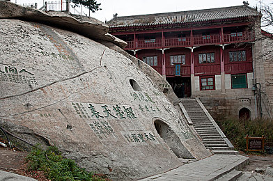 华为黄色软件下载：虚拟赛车黑市揭秘，违规改装引发游戏伦理争议-3