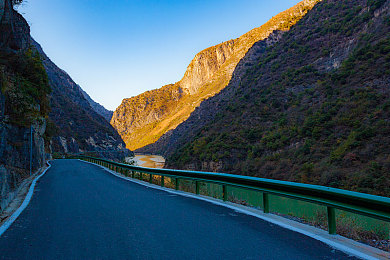 男生女生扑克又疼又叫：全新社交卡牌对战上线，疼痛尖叫引爆聚会热潮-1