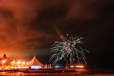 黑人张丽:跨界狂飙,霓虹夜幕下的身份竞速诗篇-1