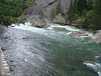 18岁以下禁看app：暗黑竞速新作极限狂飙暗夜都市发售，成人级叙事颠覆驾驶体验-3