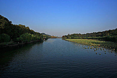 和朋友一起3p一个极品寡妇：三人协作探秘庄园，揭开神秘遗产疑案真相-2